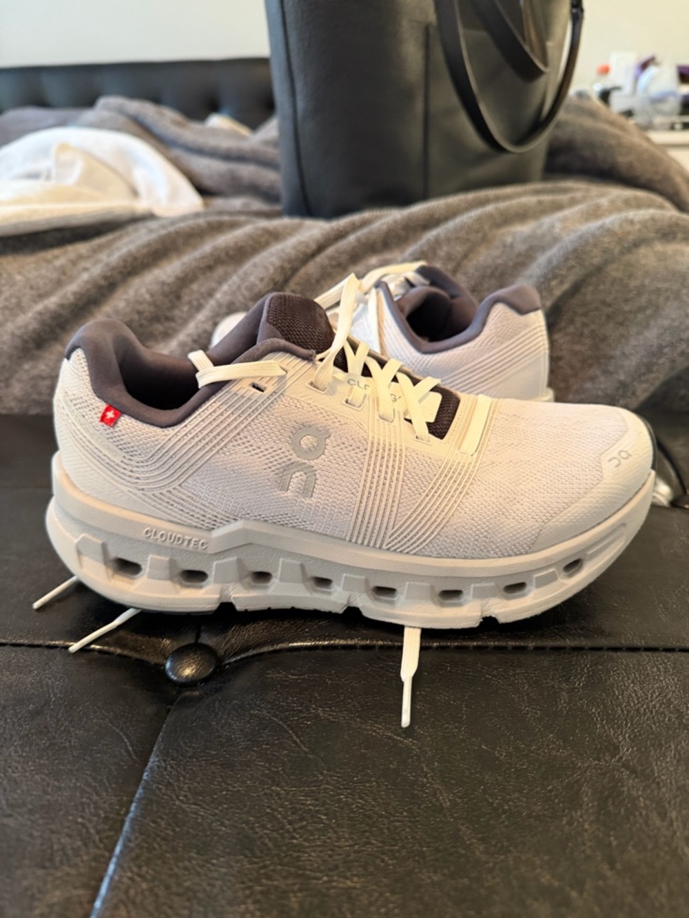 On CloudTec Cloudgo Cloudrunning Shoes in Light Gray and White